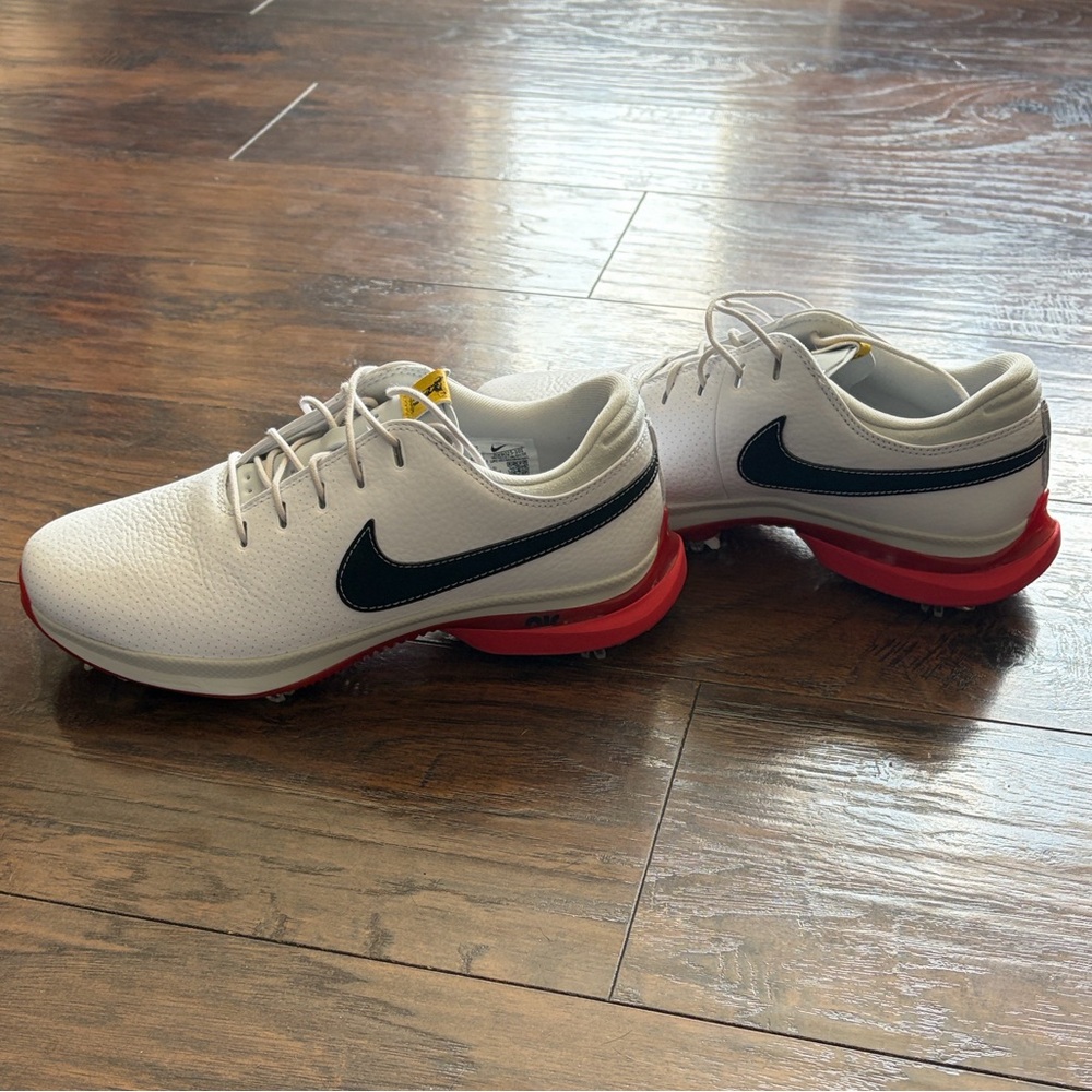 Nike Men’s White Golf Shoes with Black Swoosh and Red Midsole